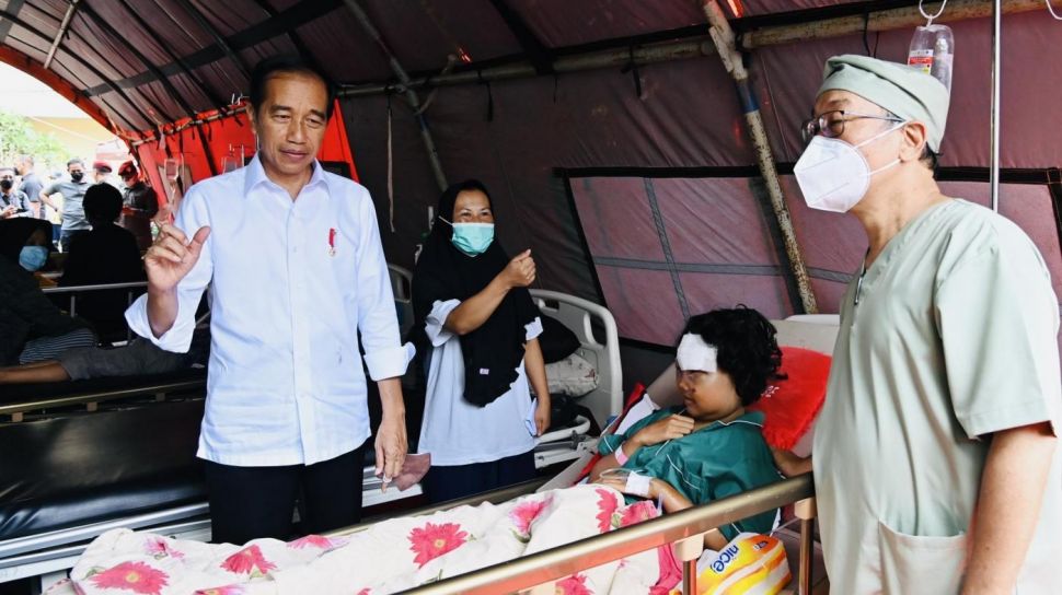 Presiden Joko Widodo atau Jokowi menengok korban selamat setelah dua hari tertimpa reruntuhan akibat gempa bumi magnitudo 5,6 di RSUD Sayang, Kabupaten Cianjur, Jawa Barat, Kamis (24/11/2022). (Laily Rachev - Biro Pers Sekretariat Presiden)