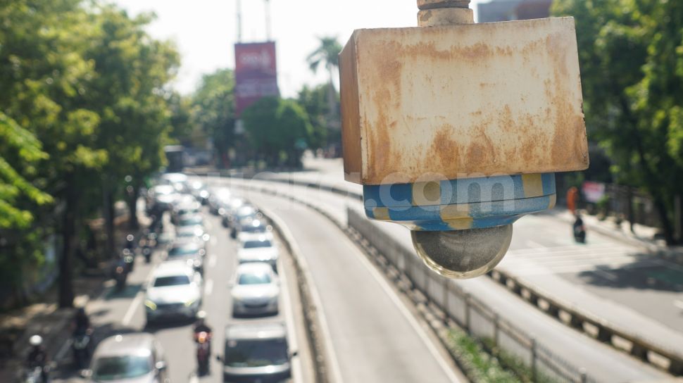 Kamera CCTV terpasang di Jembatan Penyeberangan Orang (JPO) di Kawasan Warung Jati, Jakarta Selatan, Kamis (24/11/2022). [Suara.com/Alfian Winanto]
