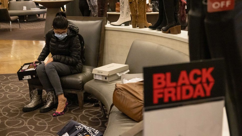 Seorang wanita berbelanja di department store Macy selama Black Friday di New York City, Amerika Serikat, Jumat (25/11/2022). [Yuki IWAMURA / AFP]
