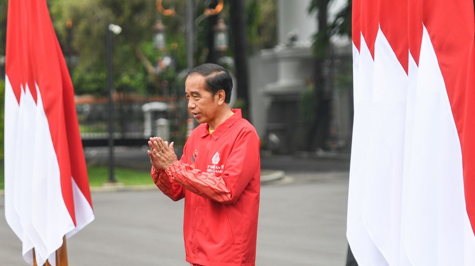 Presiden Joko Widodo bersiap menyerahkan bonus kepada atlet ASEAN Para Games 2022 di halaman Istana Merdeka, Jakarta, Senin (28/11/2022). [ANTARA FOTO/Hafidz Mubarak A/hp]