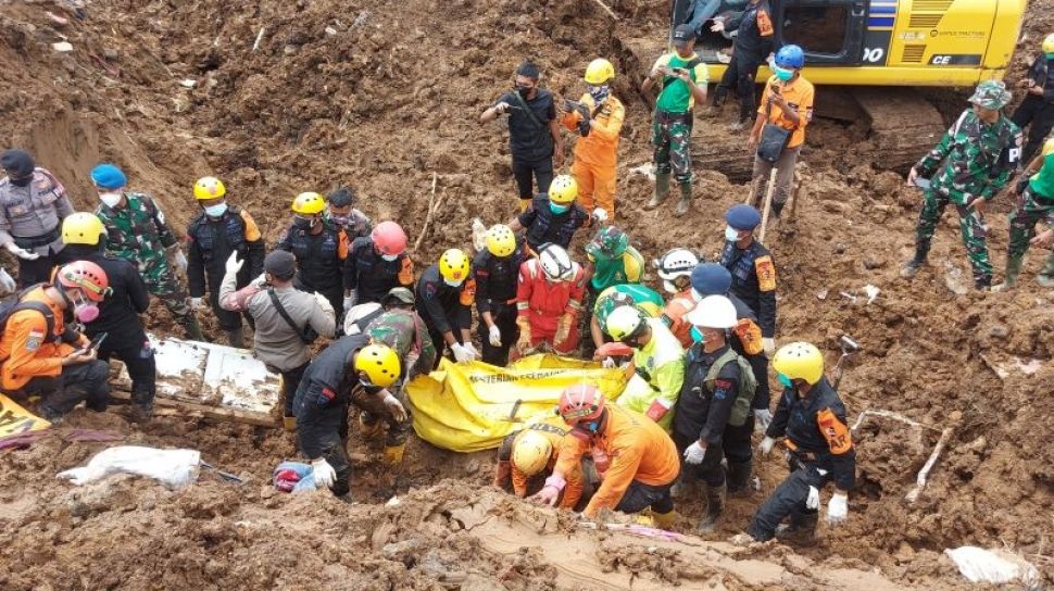 Evakuasi Korban Gempa Cianjur, Tim SAR Gabungan Temukan Jenazah Ayah Peluk Anaknya