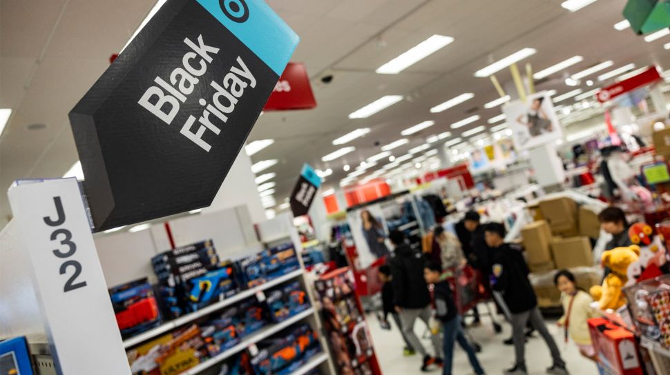 Tanda penjualan Black Friday dipasang di Target Store di Rockville, Maryland, Amerika Serikat, Jumat (25/11/2022). [SAMUEL CORUM / AFP]