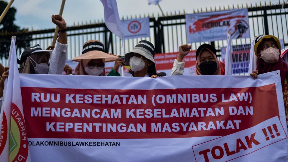Sejumlah tenaga kesehatan berunjuk rasa menolak RUU Omnibuslaw Kesehatan di depan Gedung Parlemen, Senayan, Jakarta, Senin (28/11/2022). [ANTARA FOTO/Sulthony Hasanuddin/wsj]