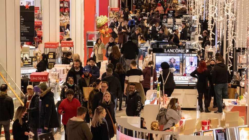Orang-orang berbelanja di department store Macy selama Black Friday di New York City, Amerika Serikat, Jumat (25/11/2022). [Yuki IWAMURA / AFP]