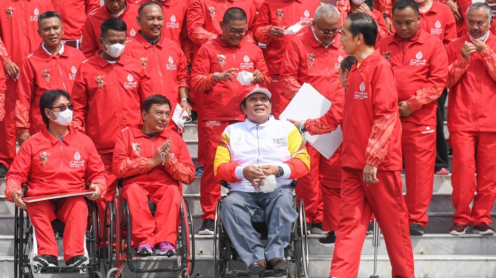 Presiden Joko Widodo (kanan) menyapa atlet dan ofisial setelah menyerahkan bonus kepada atlet ASEAN Para Games 2022 di halaman Istana Merdeka, Jakarta, Senin (28/11/2022). [ANTARA FOTO/Hafidz Mubarak A/hp]