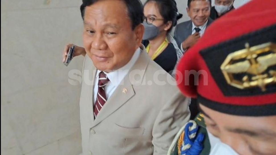 Tanggapi Jokowi Soal Capres Rambut Putih, Prabowo Pamerkan Uban Sendiri: Ini Banyak Kan?