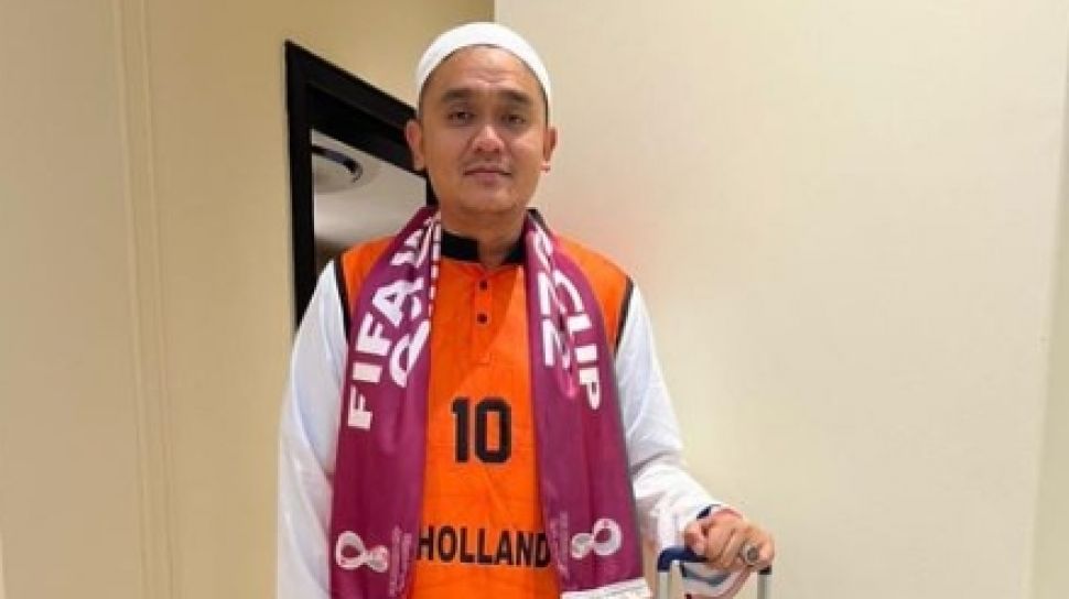 Tampil Nyentrik Nonton Belanda vs Qatar, Intip 4 Potret Valentino Jebret Nonton Langsung Piala Dunia 2022