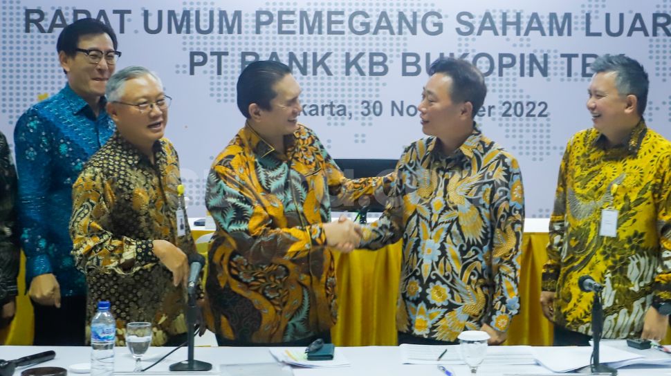 Komisaris Utama Jerry Marmen (ketiga kiri), Direktur Utama Woo Yeul Lee (kedua kanan) dan Wakil Direktur Utama Robby Mondong (kanan) saat RUPS Luar Biasa PT Bank Bukopin TBK di Jakarta, Rabu (30/11/2022). [Suara.com/Alfian Winanto]