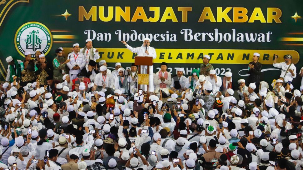 Mantan Pemimpin FPI Muhammad Rizieq Shihab saat menghadiri acara Munajat Akbar Reuni 212 di Masjid Agung At-tin, Jakarta Timur, Jumat (2/12/2022). [Suara.com/Alfian Winanto]