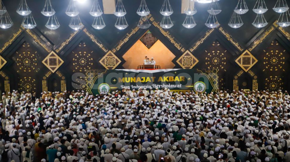 Massa Reuni 212 saat menggelar Munajat Akbar di Masjid Agung At-tin, Jakarta Timur, Jumat (2/12/2022). [Suara.com/Alfian Winanto]