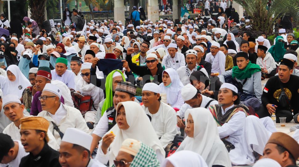 Massa Reuni 212 saat menggelar Munajat Akbar di Masjid Agung At-tin, Jakarta Timur, Jumat (2/12/2022). [Suara.com/Alfian Winanto]