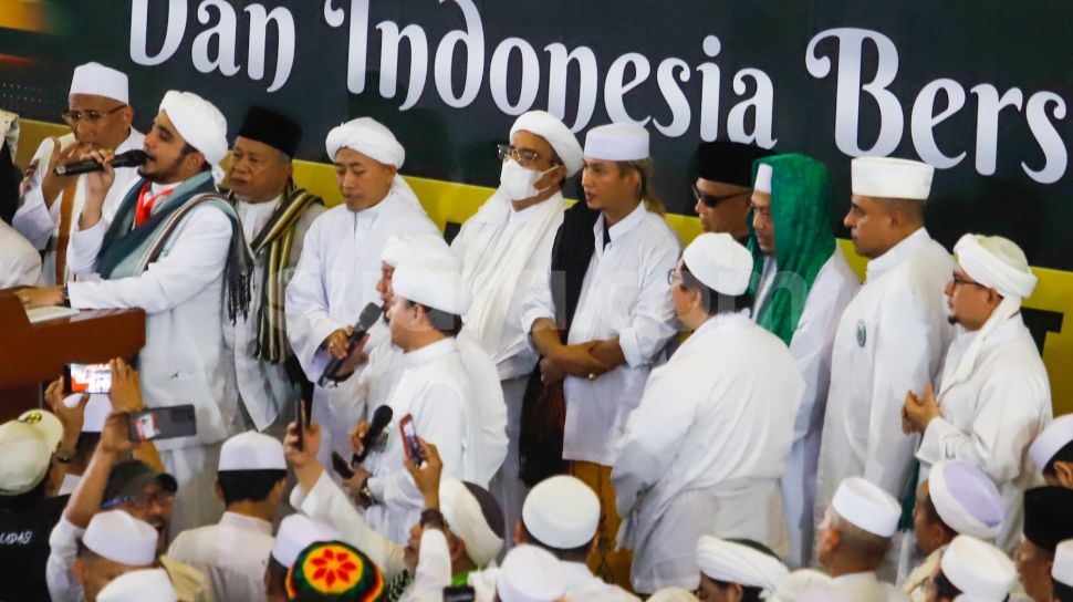 Mantan Pemimpin FPI Muhammad Rizieq Shihab dan Bahar bin Smith (tengah) saat menghadiri acara Munajat Akbar Reuni 212 di Masjid Agung At-tin, Jakarta Timur, Jumat (2/12/2022). [Suara.com/Alfian Winanto]