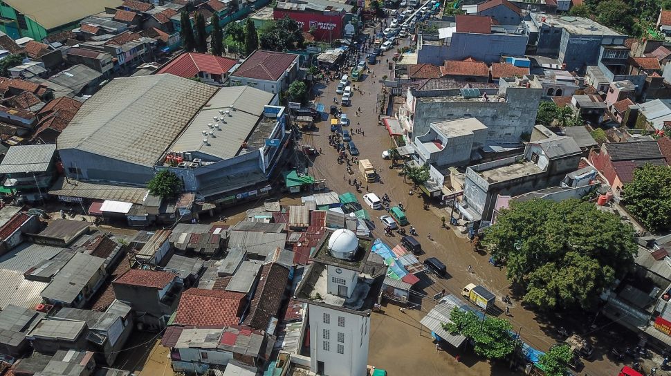 Foto udara kendaraan melintasi banjir luapan Sungai Citarum di Dayeuhkolot, Kabupaten Bandung, Jawa Barat, Sabtu (3/12/2022). [ANTARA FOTO/Raisan Al Farisi].