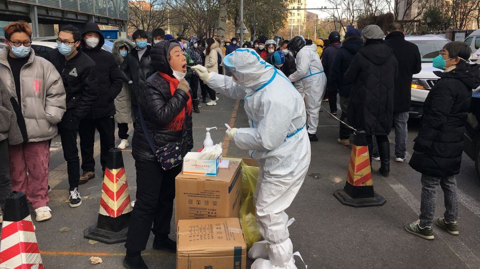 Massa memadati tempat tes PCR di pinggir jalan di Distrik Chaoyang, Kota Beijing, China, Sabtu (3/12) sore, hingga menimbulkan antrean panjang. ANTARA FOTO/M. Irfan Ilmie
