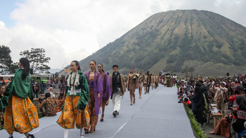 Model memperagakan busana saat East Java Fashion Harmony (EJFH) 2022 di Segoro Wedhi Gunung Batok Kawasan Taman Nasional Bromo Tengger Semeru (TNBTS), Probolinggo, Jawa Timur, Sabtu (3/12/2022). [ANTARA FOTO/Umarul Faruq/hp]