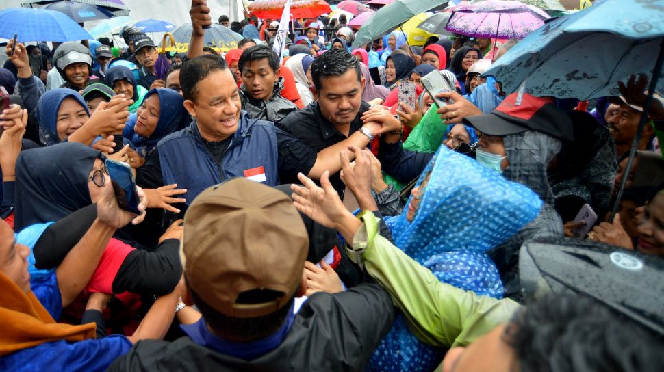 Bakal Calon Presiden dari Partai NasDem, Anies Baswedan disambut warga yang ingin bersalaman seusai orasi di Pantai Padang, Sumatera Barat, Minggu (4/12/2022). [ANTARA FOTO/Iggoy el Fitra/aww]
