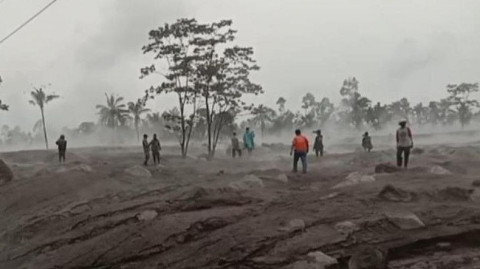 Warga Jangan Panik! Gubernur Jatim Khofifah Pastikan Jalur Evakuasi Terdampak Erupsi Gunung Semeru Sudah Tersedia