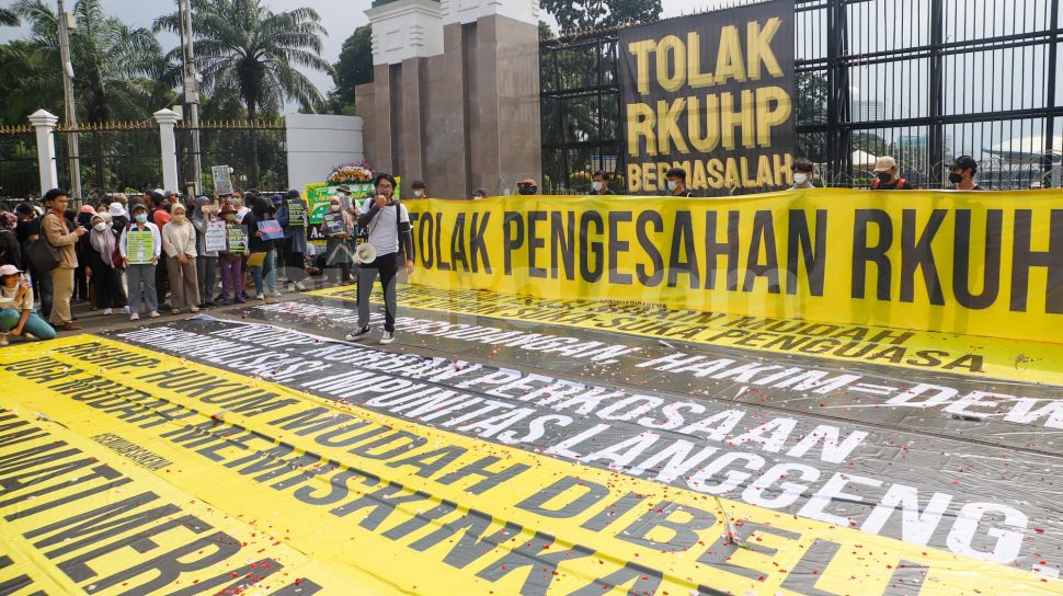 Massa saat menggelar aksi unjuk rasa menolak pengesahan RKUHP di depan Gedung DPR RI, Senayan, Jakarta Pusat, Senin (5/12/2022). [Suara.com/Alfian Winanto]