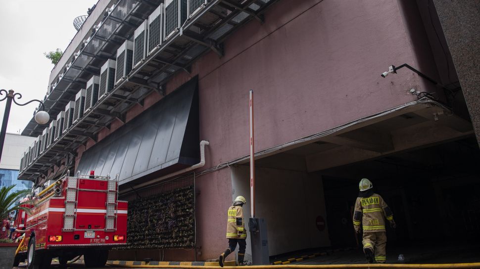 Petugas pemadam kebakaran melakuka pemeriksaan usai memadamkan kebakaran di Kantor Kemenkumham, Jalan Rasuna Said, Jakarta Selatan, Kamis (8/12/2022). [ANTARA FOTO/Sigid Kurniawan]