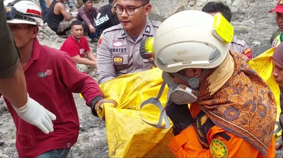 Korban Terakhir Tertimbun Longsor Akibat Ledakan Tambang Batu Bara Di Sawahlunto Ditemukan