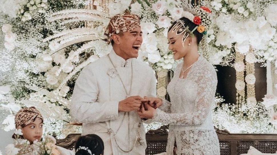 Ketahui 4 Jenis Baju Pengantin Yang Dikenakan Kaesang Pangarep Dan