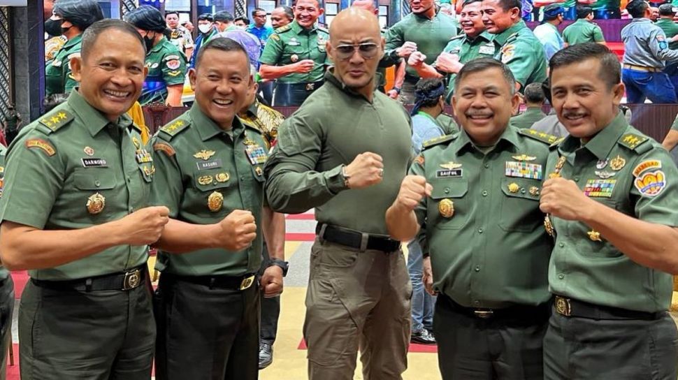 Momen Deddy Corbuzier Terima Pangkat Letkol Tituler TNI AD