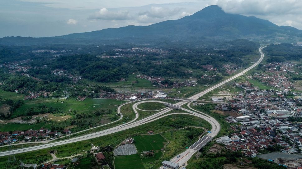 Foto udara kendaraan melintas di Simpang Susun Sumedang Jalan Tol Cileunyi-Sumedang-Dawuan (Cisumdawu), Kabupaten Sumedang, Jawa Barat, Jumat (16/12/2022).  ANTARA FOTO/Raisan Al Farisi
