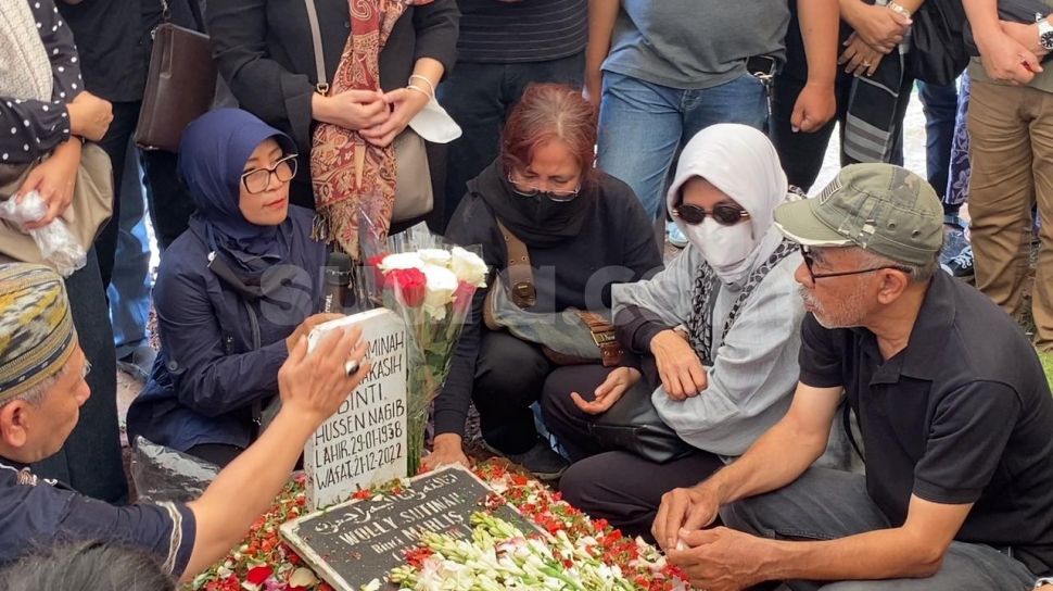 Prosesi Pemakaman Aminah Cendrakasih Mak Nyak Si Doel Diwarnai Isak Tangis 