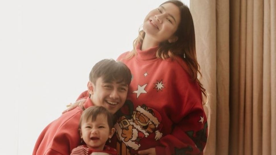 Bahagia  Sambut Natal dengan Anggota Baru, Ini8 Artis Rayakan Natal Perdana Sebagai Ibu