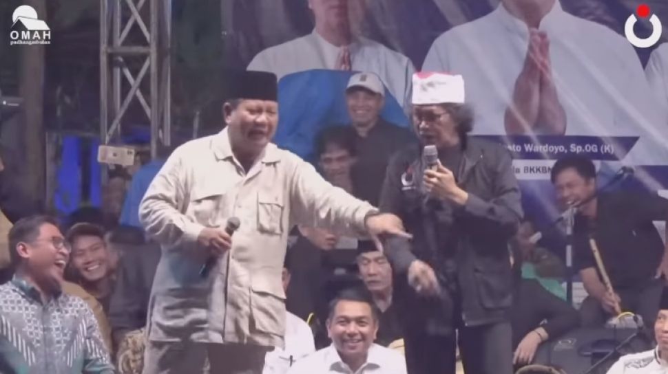 ‘Terlalu Lembek’ Cak Nun Ledek Nyanyian Prabowo di Depan Jemaah Maiyah