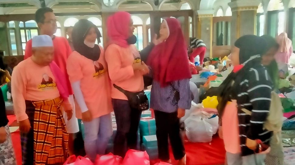Les victimes d’incendie à Mampang, dans le sud de Jakarta, reçoivent de l’aide