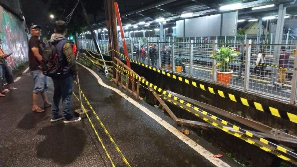 Tanggul di Dekat Stasiun Cawang Longsor , Jalan Tebet Timur Raya Tak