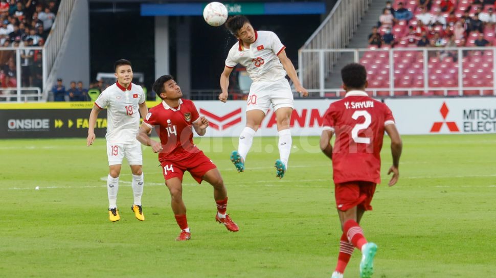 Pemain Vietnam berusha berebut bola di udara saat pertandingan sepak bola Semi Final Piala AFF 2022-2023 antara Indonesia dan Vietnam di Stadion Utama Gelora Bung Karno (SUGBK), Jakarta Pusat, Jumat (6/1/2023). [Suara.com/Alfian Winanto,]