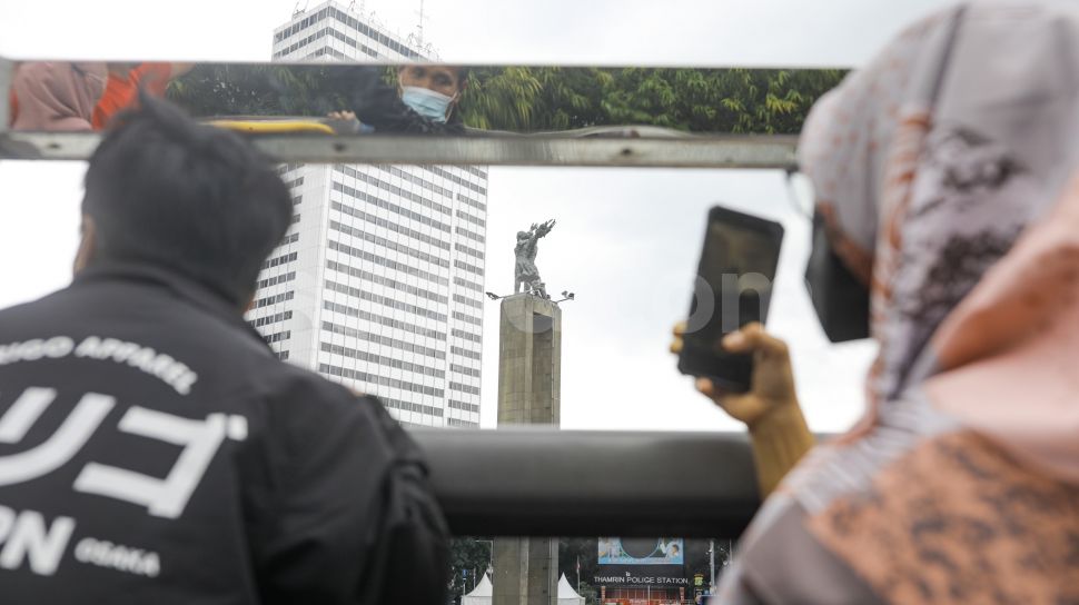 Warga saat menaiki bus tingkat Transjakarta dengan atap terbuka di Jakarta, Sabtu (14/1/2023). [Suara.com/Alfian Winanto]