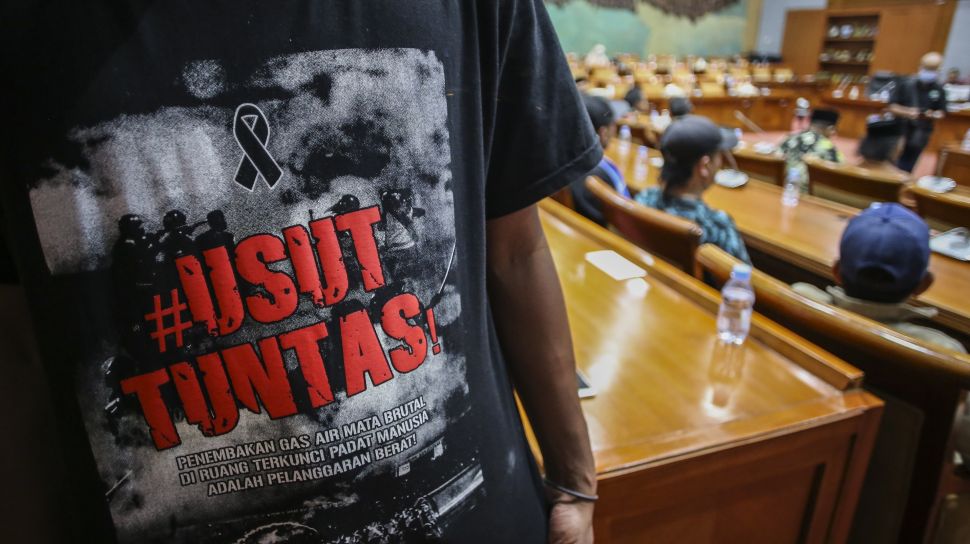 Sejumlah keluarga korban tragedi Stadion Kanjuruhan, Malang mengikuti rapat dengar pendapat umum bersama Komisi X DPR di Kompleks Parlemen, Senayan, Jakarta, Rabu (18/1/2023). [ANTARA FOTO/Rivan Awal Lingga].