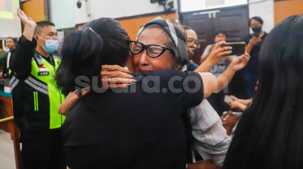 Pendukung Bharada E atau Richard Eliezer menangis usai mendengar tuntutan JPU saat menghadiri sidang kasus pembunuhan Brigadir Yosua Hutabarat di Pengadilan Negeri Jakarta Selatan, Rabu (18/1/2023). [Suara.com/Alfian Winanto]