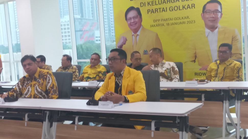 Resmi Jadi Kader Baru Golkar, Airlangga Langsung Beri Jabatan Waketum Buat Ridwan Kamil