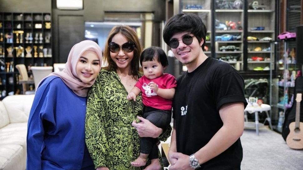 10 Momen Bunda Corla datang ke Rumah Atta dan Aurel, Wajah Ameena Jadi Perhatian saat Digendong