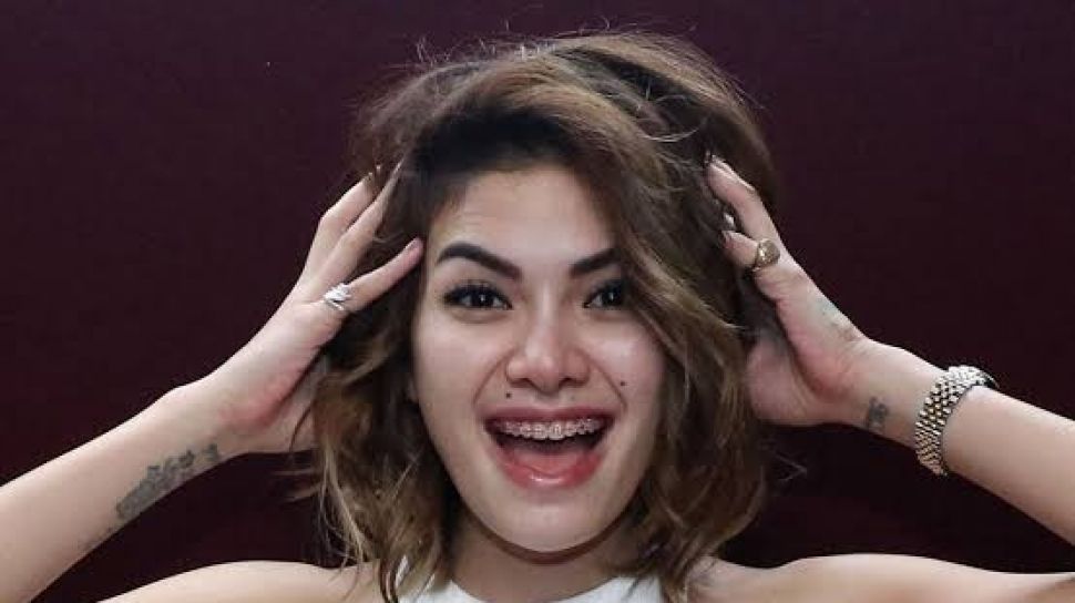 Disuruh Fokus Ngurus Anak Ketimbang Campuri Urusan Orang, Nikita Mirzani Pamer Lolly Sekolah di London