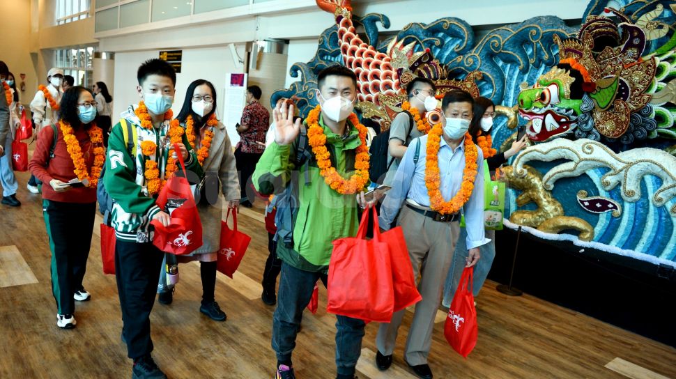 Wisatawan mancanegara asal China tiba di Terminal Internasional Bandara Internasional I Gusti Ngurah Rai, Badung, Bali, Minggu (22/1/2023). [ANTARA FOTO/Fikri Yusuf/aww]
