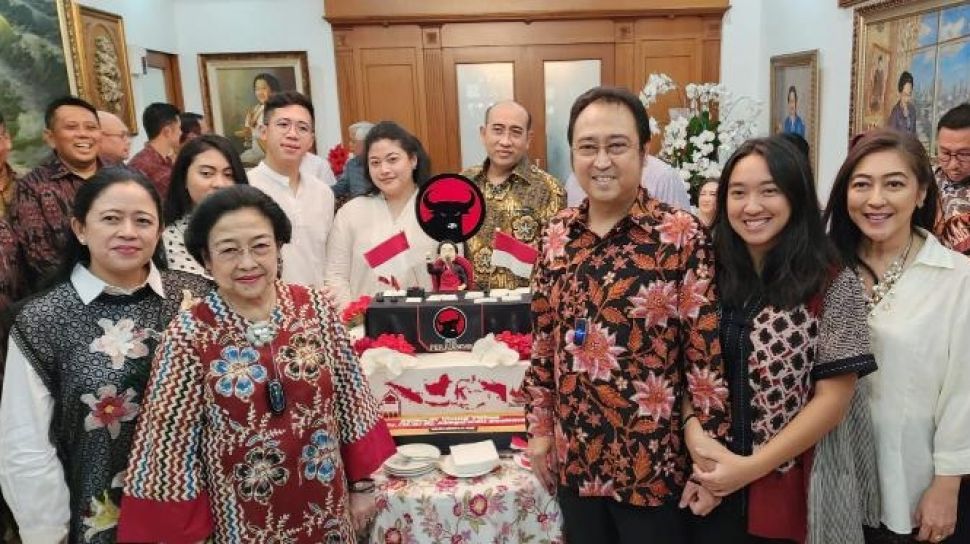 Rayakan Ulang Tahun ke-76, Megawati Kasih Potongan Kue untuk Tiga Orang Terdekat, Salahnya Menteri PUPR Basuki