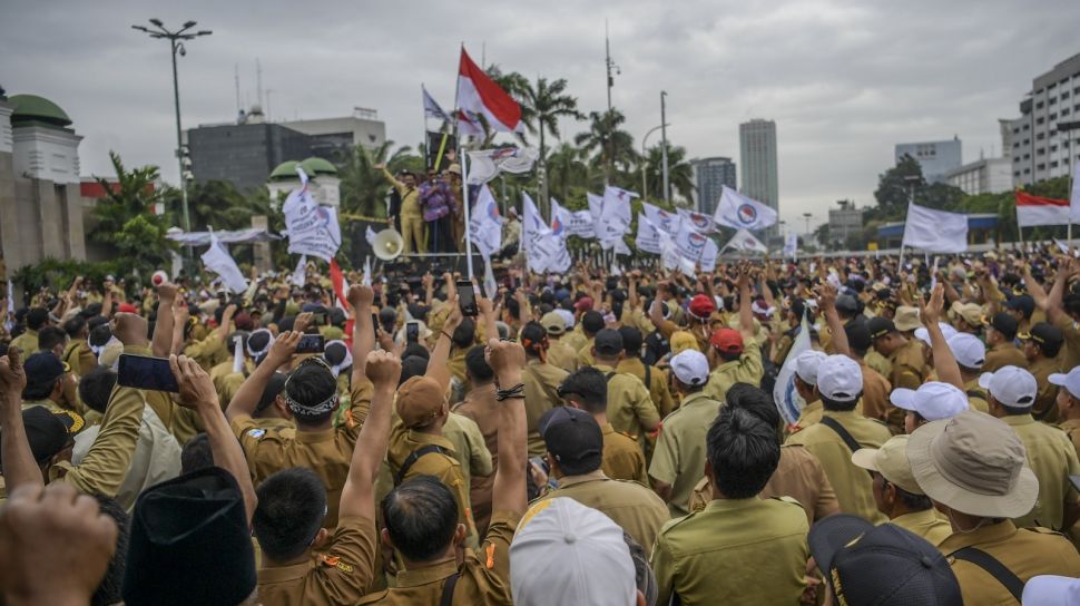 Massa dari Persatuan Perangkat Desa Indonesia (PPDI) melakukan unjuk rasa di depan Gedung DPR, Senayan, Jakarta, Rabu (25/1/2023).  [ANTARA FOTO/Galih Pradipta].