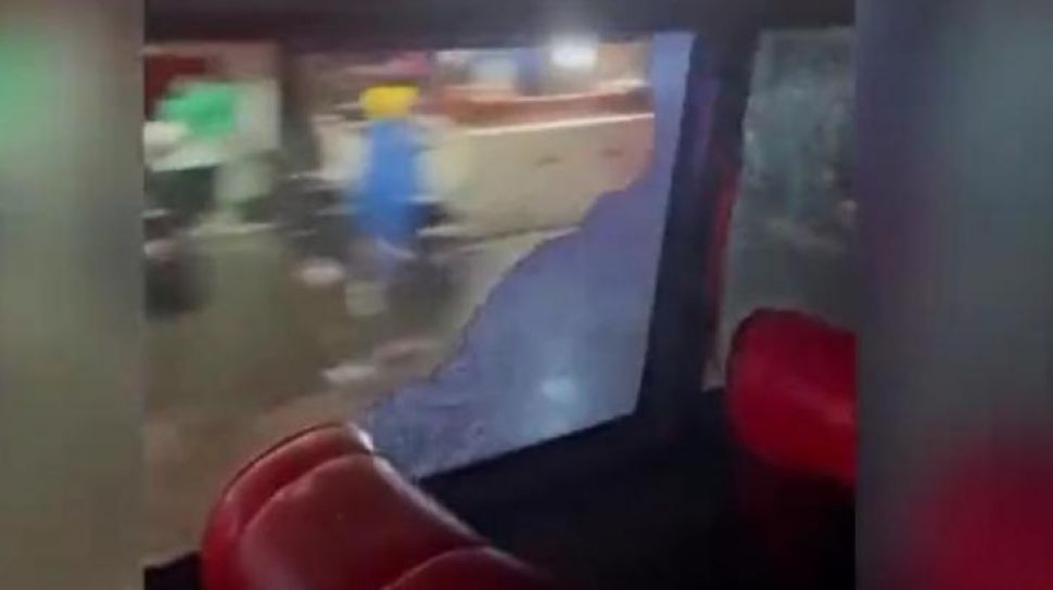Bus Arema FC Dilempari Batu, Tiga Orang Dilaporkan Jadi Korban