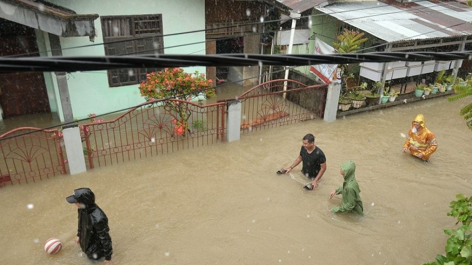 Banjir Di Manado Gegara Curah Hujan Tinggi