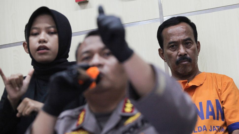 Polisi menunjukkan tersangka M Samanhudi Anwar (kanan) yang merupakan mantan Wali Kota Blitar saat ungkap kasus perampokan rumah dinas Wali Kota Blitar Santoso di Polda Jawa Timur, Surabaya, Jawa Timur, Senin (30/1/2023). [ANTARA FOTO/Didik Suhartono].