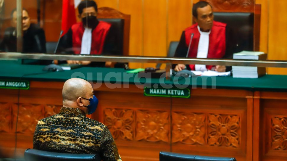Terdakwa kasus narkoba Teddy Minahasa saat mengikuti sidang di Pengadilan Negeri Jakarta Barat, Kamis (2/2/2023). [Suara.com/Alfian Winanto]