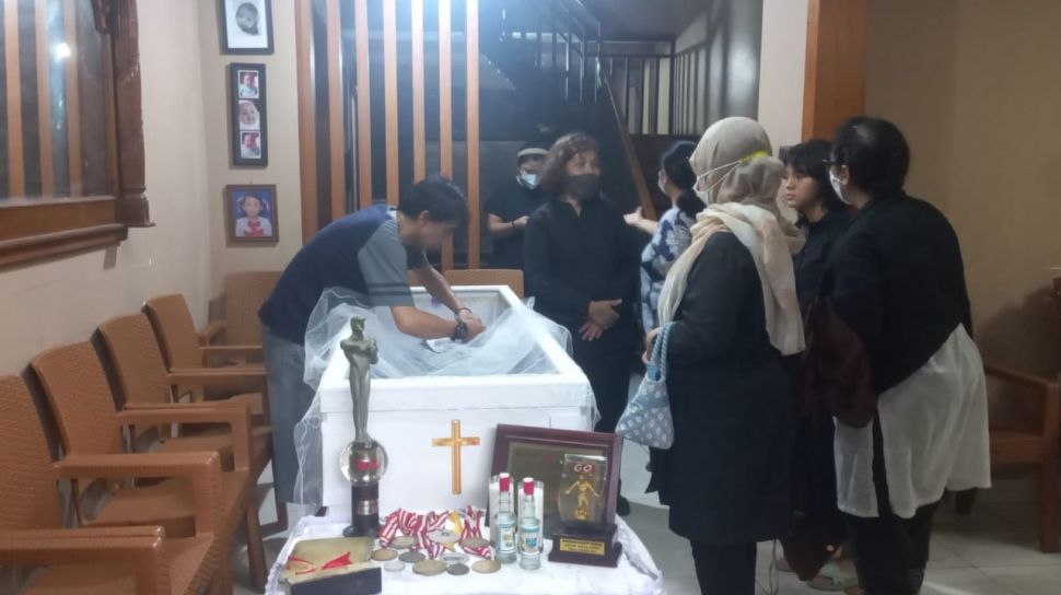 Benny Dollo Meninggal Dunia, Pelayat Berdatangan ke Rumah Duka