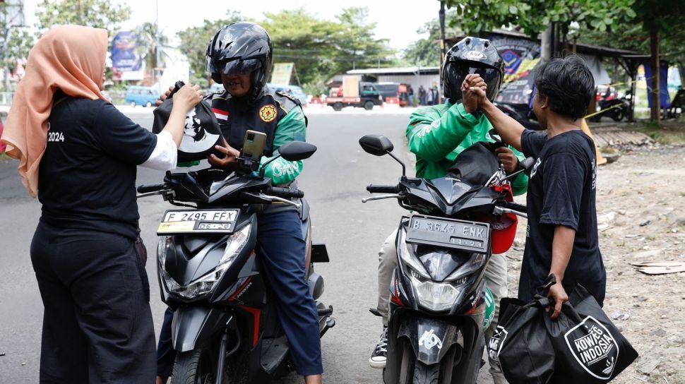 relawan kowarteg indonesia bagikan makanan kepada angkutan umum dan sopir taksi
