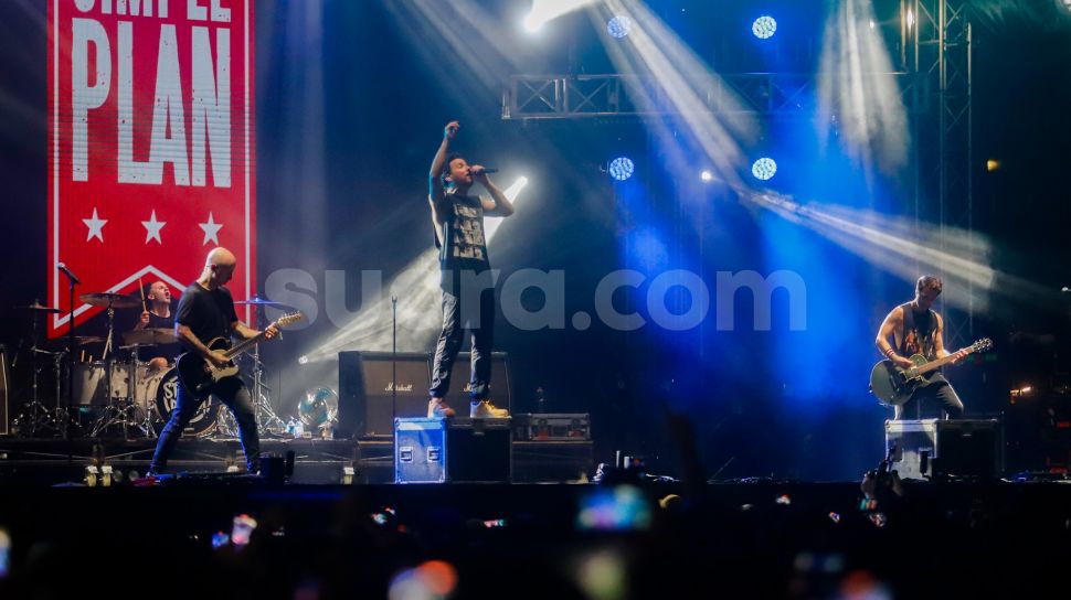 Aksi panggung Band Rock asal Kanada, Simple Plan saat tampil di Everblast Festival 2023 di Gambir Expo Kemayoran, Jakarta, Sabtu (4/3/2023). [Suara.com/Alfian Winanto]