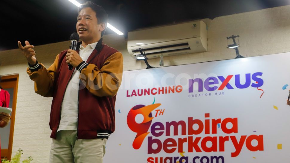 Direktur Utama PT Arkadia Digital Media, Suwarjono memberikan sambutan saat perayaan Ulang Tahun ke-9 Suara.com di Kuningan, Jakarta, Senin (13/3/2023). [Suara.com/Alfian Winanto]